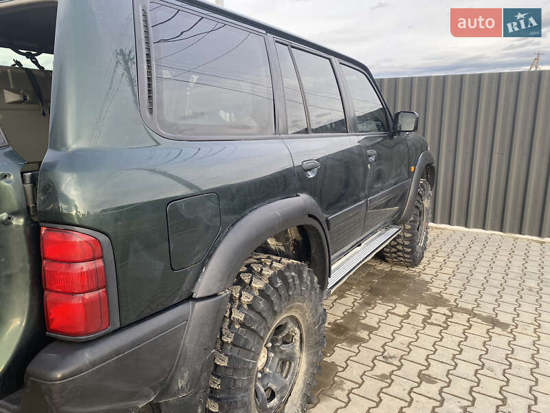 Внедорожник / Кроссовер Nissan Patrol 2000 в Сторожинце