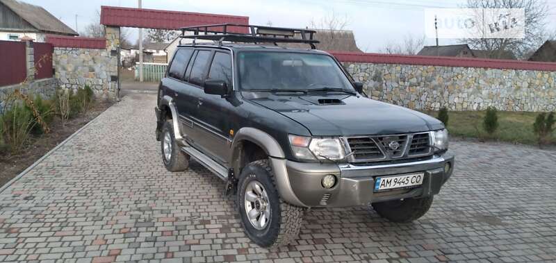 Внедорожник / Кроссовер Nissan Patrol 2001 в Емильчине