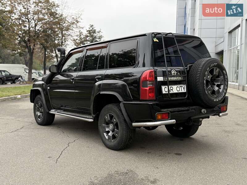 Позашляховик / Кросовер Nissan Patrol 2005 в Києві