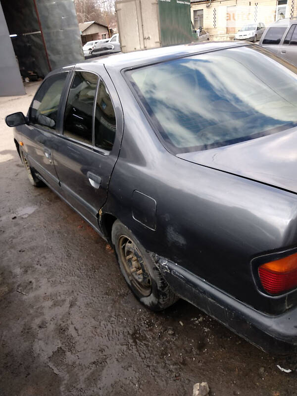 Седан Nissan Primera 1991 в Дніпрі