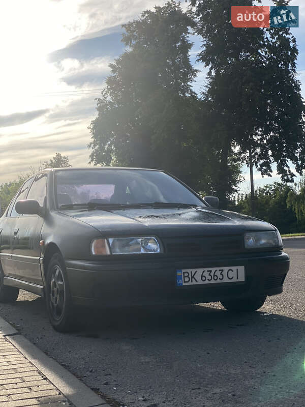 Седан Nissan Primera 1993 в Рівному