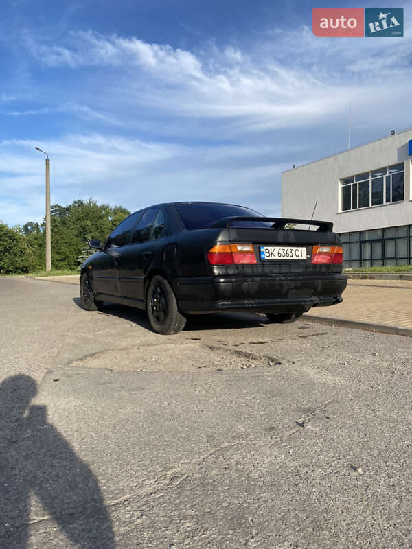 Седан Nissan Primera 1993 в Рівному