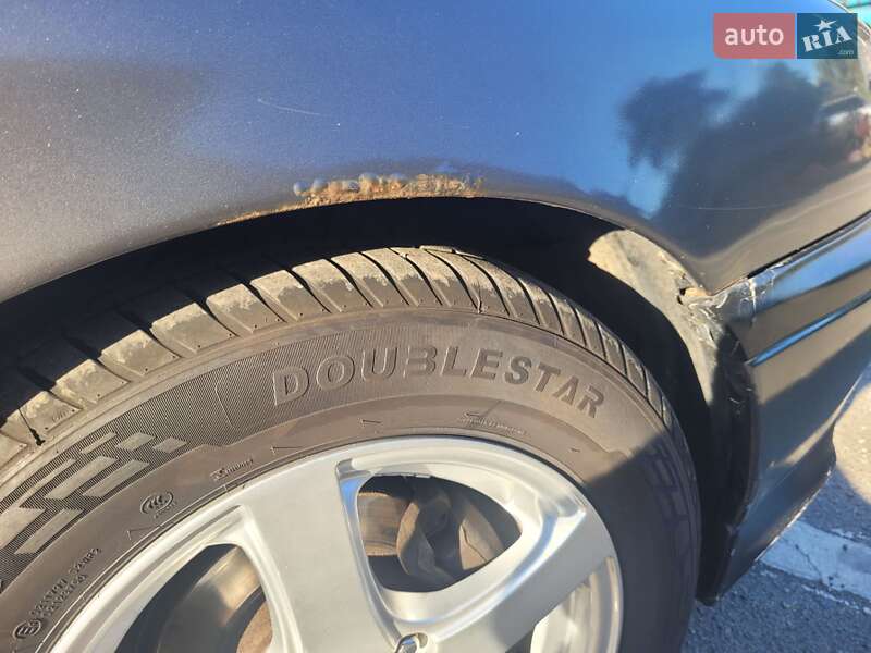 Седан Nissan Primera 1995 в Киеве