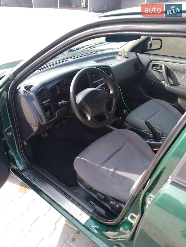 Седан Nissan Primera 1996 в Староконстантинове