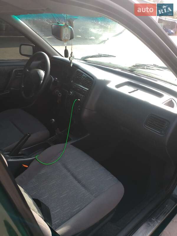 Седан Nissan Primera 1996 в Староконстантинове