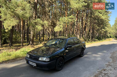 Седан Nissan Primera 1993 в Славуте