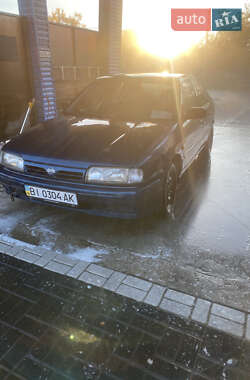 Седан Nissan Primera 1993 в Хороле