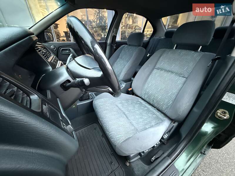 Седан Nissan Primera 1996 в Киеве