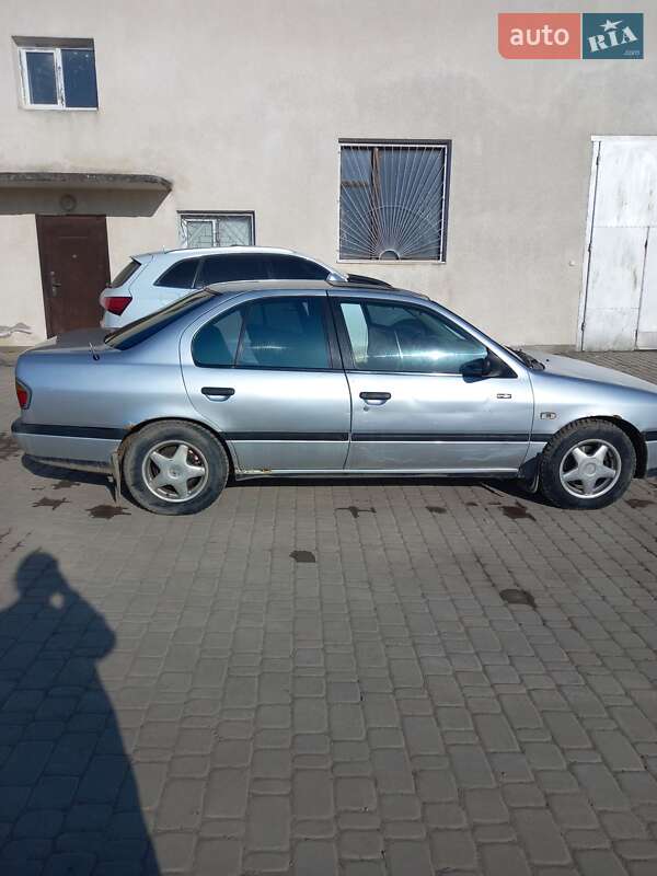 Седан Nissan Primera 1992 в Борщеве