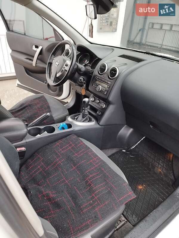 Позашляховик / Кросовер Nissan Qashqai+2 2010 в Чернівцях