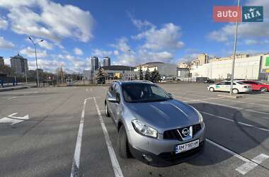 Позашляховик / Кросовер Nissan Qashqai+2 2010 в Києві