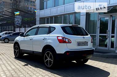 Позашляховик / Кросовер Nissan Qashqai 2013 в 