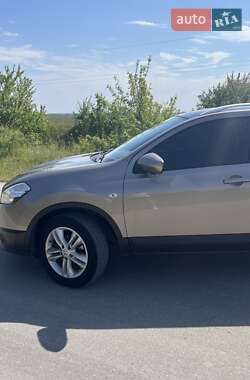 Внедорожник / Кроссовер Nissan Qashqai 2012 в 