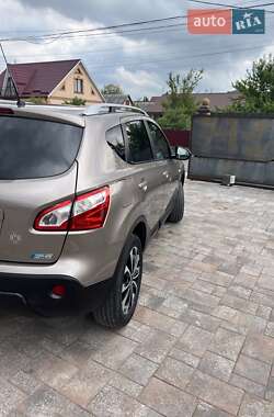 Внедорожник / Кроссовер Nissan Qashqai 2012 в 
