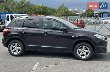 Внедорожник / Кроссовер Nissan Qashqai 2010 в 