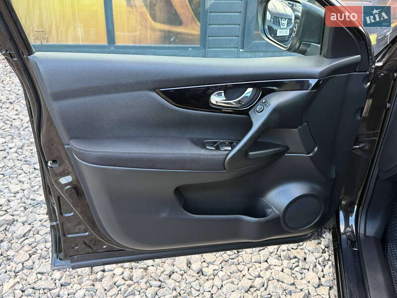 Позашляховик / Кросовер Nissan Qashqai 2015 в Стрию