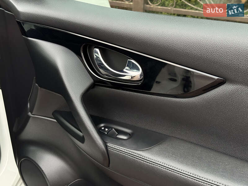 Позашляховик / Кросовер Nissan Qashqai 2015 в Стрию