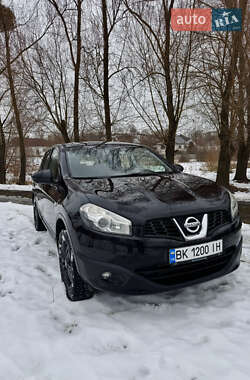 Внедорожник / Кроссовер Nissan Qashqai 2010 в Остроге