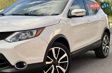 Внедорожник / Кроссовер Nissan Rogue Sport 2017 в 