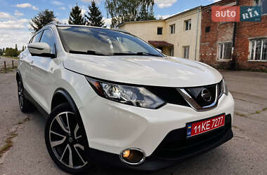 Внедорожник / Кроссовер Nissan Rogue Sport 2017 в 