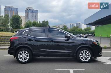 Внедорожник / Кроссовер Nissan Rogue Sport 2017 в 