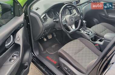 Внедорожник / Кроссовер Nissan Rogue Sport 2017 в 