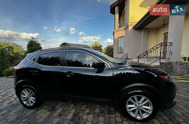 Внедорожник / Кроссовер Nissan Rogue Sport 2017 в 