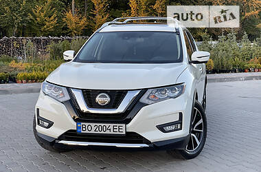 Внедорожник / Кроссовер Nissan Rogue 2018 в 