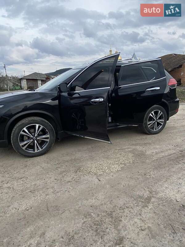 Внедорожник / Кроссовер Nissan Rogue 2017 в Золочеве