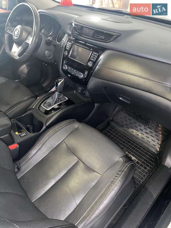 Внедорожник / Кроссовер Nissan Rogue 2017 в Золочеве