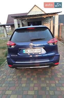Внедорожник / Кроссовер Nissan Rogue 2016 в 