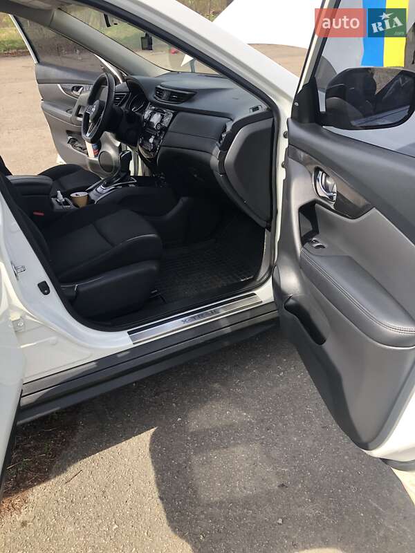 Позашляховик / Кросовер Nissan Rogue 2017 в Сокалі