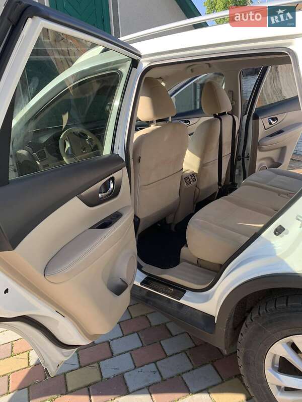 Позашляховик / Кросовер Nissan Rogue 2015 в Рокитному