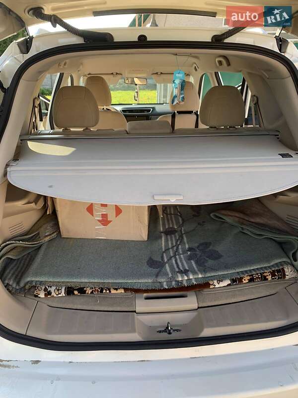 Позашляховик / Кросовер Nissan Rogue 2015 в Рокитному