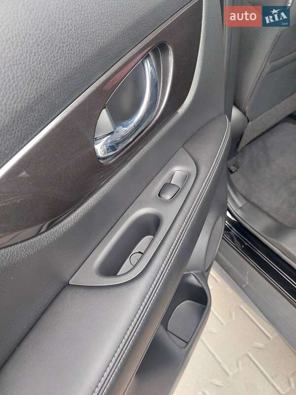 Внедорожник / Кроссовер Nissan Rogue 2019 в Вишневом