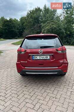 Внедорожник / Кроссовер Nissan Rogue 2016 в Дубно