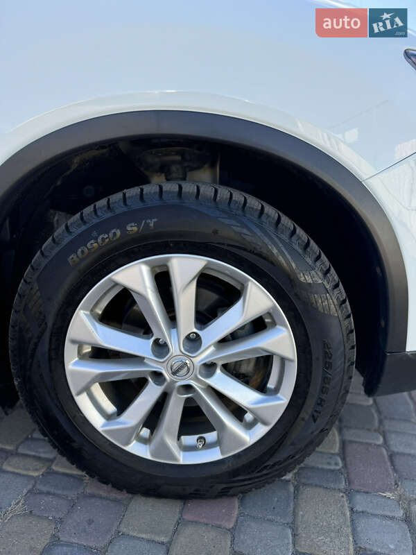 Внедорожник / Кроссовер Nissan Rogue 2015 в Сарнах
