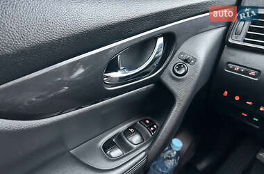 Внедорожник / Кроссовер Nissan Rogue 2018 в 