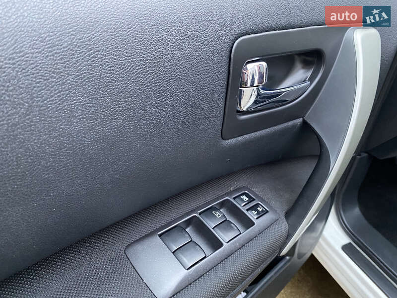 Внедорожник / Кроссовер Nissan Rogue 2012 в Стрые