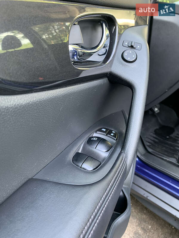 Внедорожник / Кроссовер Nissan Rogue 2017 в Радивилове