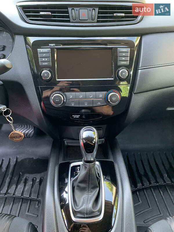 Внедорожник / Кроссовер Nissan Rogue 2017 в Радивилове