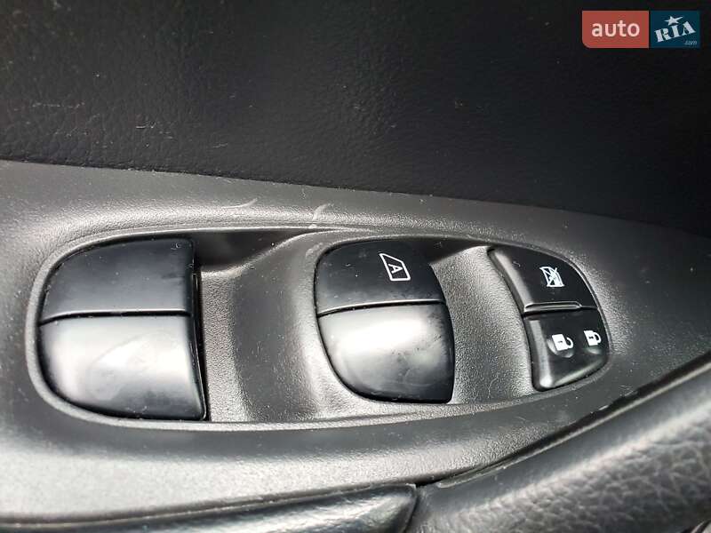 Внедорожник / Кроссовер Nissan Rogue 2016 в Житомире