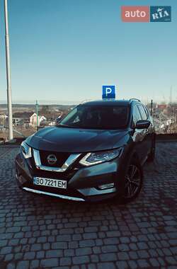 Внедорожник / Кроссовер Nissan Rogue 2017 в Золочеве