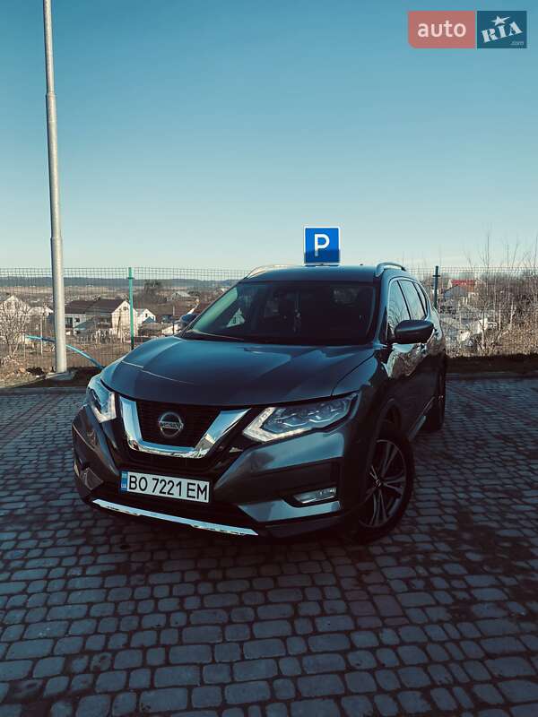 Позашляховик / Кросовер Nissan Rogue 2017 в Золочеві