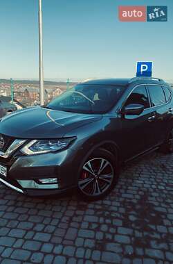 Позашляховик / Кросовер Nissan Rogue 2017 в Золочеві