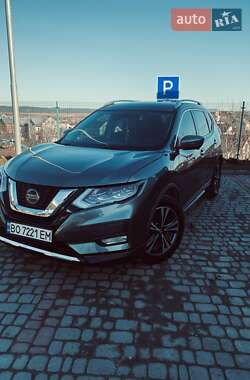 Позашляховик / Кросовер Nissan Rogue 2017 в Золочеві