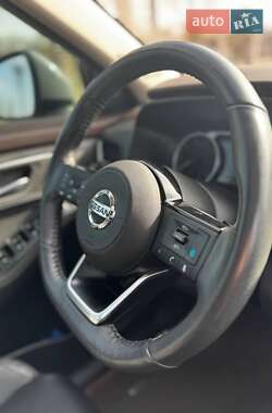 Внедорожник / Кроссовер Nissan Rogue 2021 в 