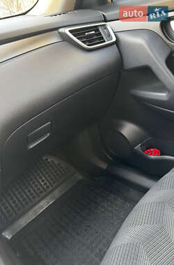 Внедорожник / Кроссовер Nissan Rogue 2014 в 