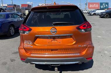 Внедорожник / Кроссовер Nissan Rogue 2016 в 