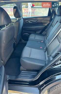 Внедорожник / Кроссовер Nissan Rogue 2018 в 